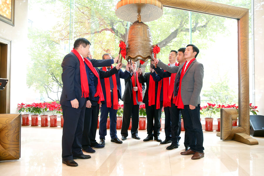 大慶潤滑油董事長劉忠峰新三板敲鐘儀式